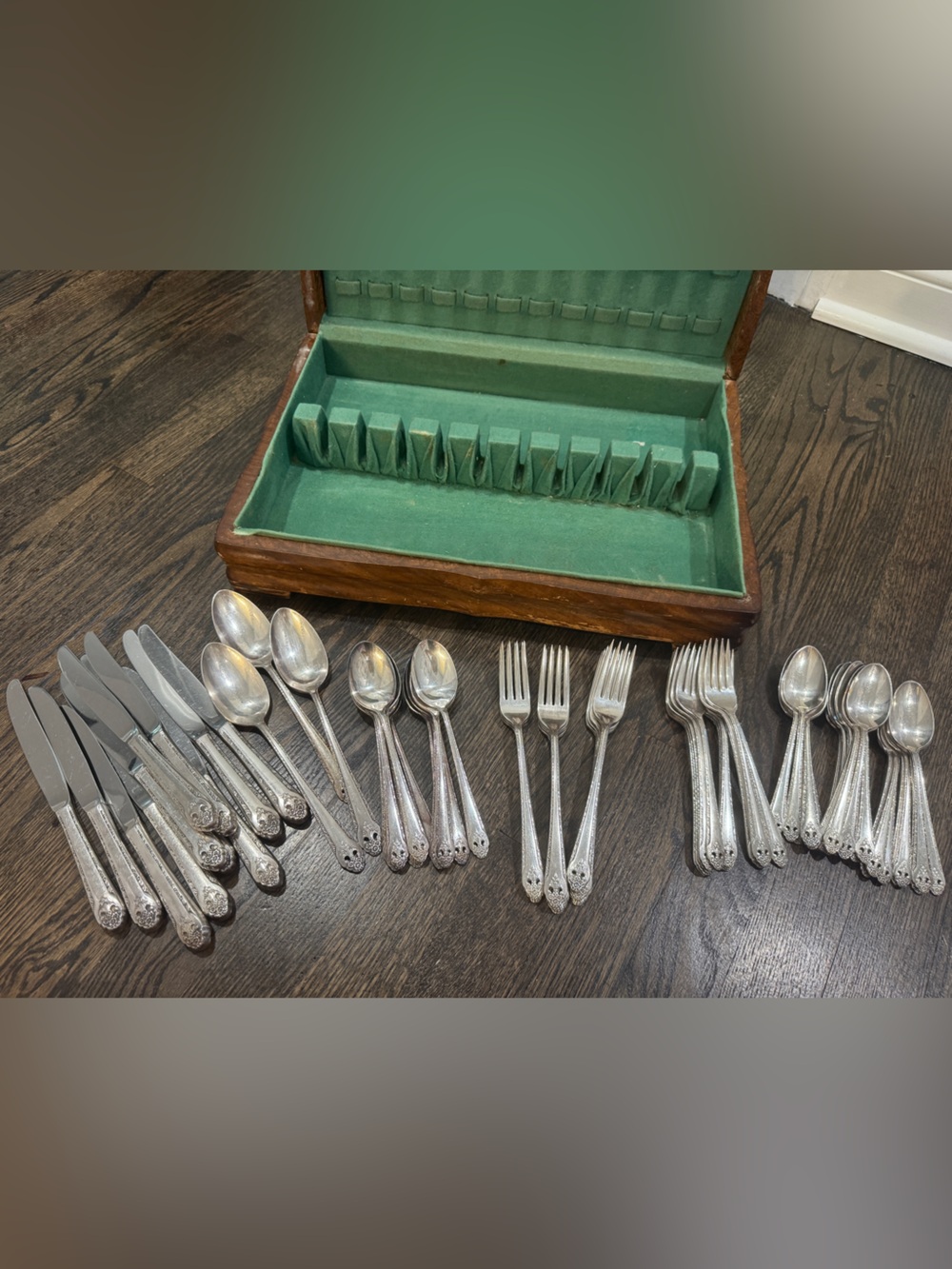 Vintage Holmes & Edwards “Lovely Lady” Silver-Plated Flatware Set - 71 Pieces - Picture 7 of 12